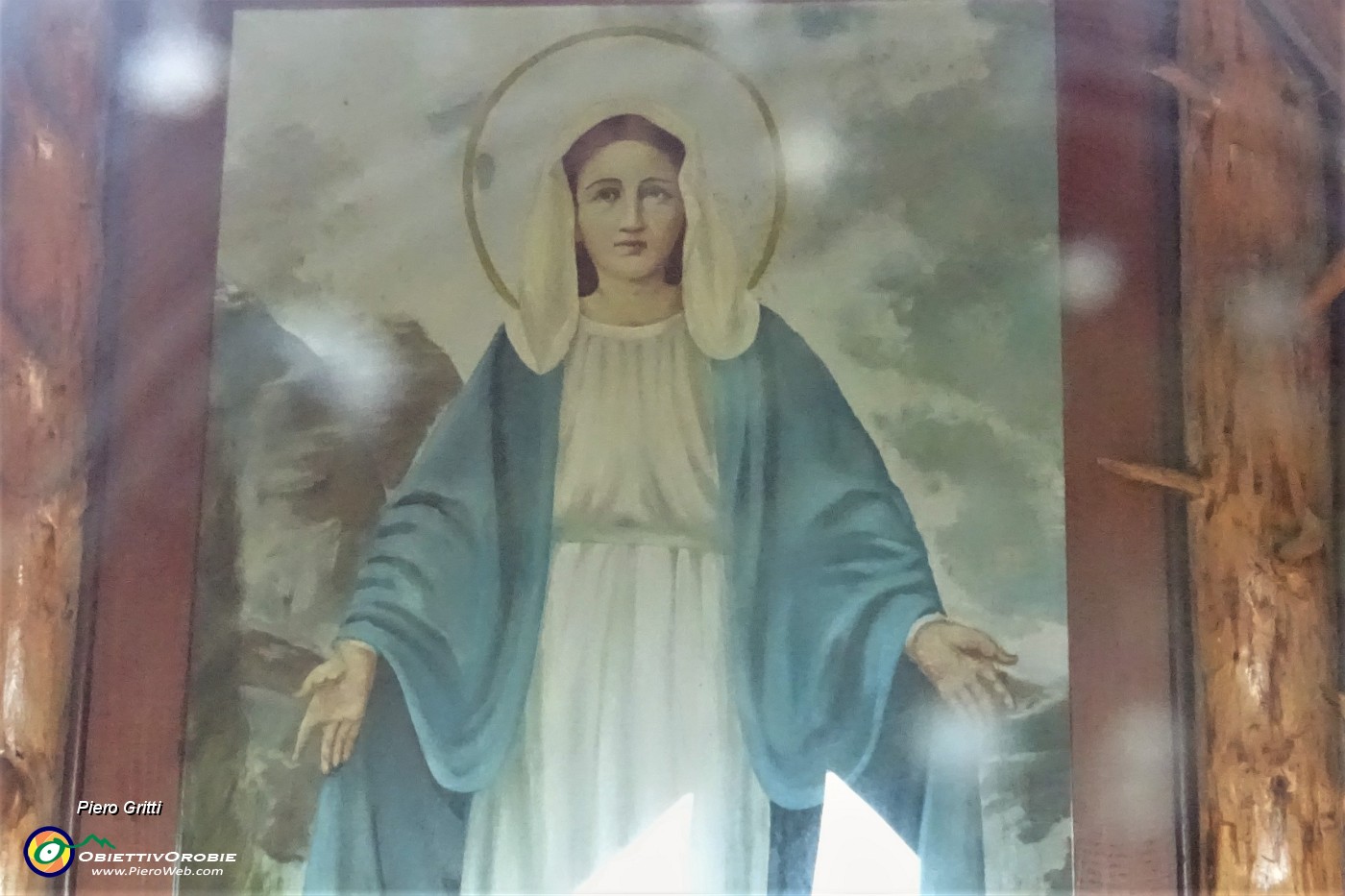 63 Effigie della Madonna alla cappella della Pigolotta (vista attraverso vetri sporchi).JPG